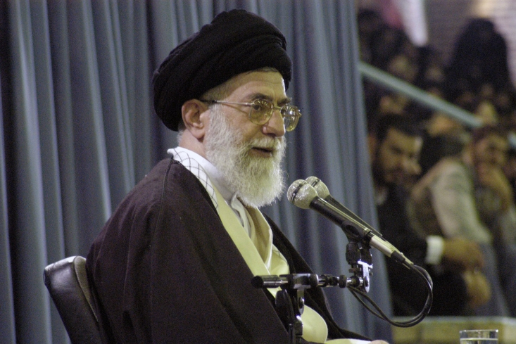 پنج محور و هفده نکته درخصوص پرسش و شبههی علی علیزاده/ برخورد رهبری با مسئله «لیبرالیسم اقتصادی» چگونه بوده است؟ بر اساس صدها ــ بلکه چند هزار ــ صفحه از سخنان رهبر انقلاب، حتی در یک جمله و در یک مورد هم نمیتوانیم «پذیرفتن لیبرالیسم اقتصادی» را در سخنان رهبری پیدا کنیم، بلکه هر چه هست همواره نقد فعال و بسیار رادیکال غرب در فضای گفتمان انحطاط و تمدن غربی است.