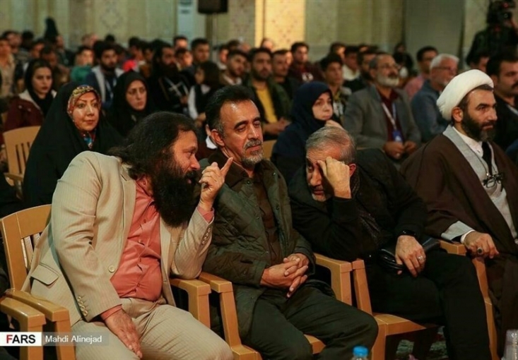 حسین پارسایی چهره برتر جشنواره تئاتر بچههای مسجد شد/ آیا تجلیل از کارگردان تئاترهای لاکچری وظیفه حوزه هنری «انقلاب اسلامی» است؟ این روزها که دولت شدیدا سعی در خشمگین کردن مردم دارد، چه با یورش شبانه به جیب مردم، چه با عدم صداقت و شفافیت با مردم و بسیاری از موارد دیگر؛ اتفاقاتی در گوشه و کنار فضای فرهنگی کشور رخ می دهد که دست کمی از خیانت هایی که دولت به ملت می کند ندارد.