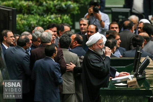 لایحه بودجه سال آینده چه بر سر اقتصاد ملی خواهد آورد؟/ مجلس کلیات بودجه ۹۹ را تصویب نکند لایحه بودجهای که هم اکنون در مجلس تورق میشود، میتواند زمینهساز فساد باشد؛ چون در آن فروش اموال دولت ۱۲.۵ برابر شده است، ۱۰.۵ میلیارد دلار ۴ هزار و ۲۰۰ تومانی در آن هزینه میشود و بودجه شرکتهای دولتیاش شفاف نیست.