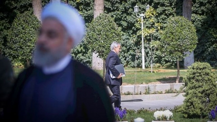  نوبخت به نمایندگان گفت اگر آقای روحانی در نماز جمعه و خانه این حرف را نزند و در خانه بنشیند و یک کلیپ درست کند و بگوید: مردم! یک راه دیگری وجود داشت که نگذاشتند من این راه را بروم! آن موقع ببینید چه مشکلاتی پیش می‌آید!