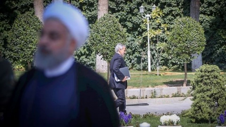 تهدید روحانی به استعفا، نمایندگان را از رد کلیات بودجه منصرف کرد!/ پژمانفر: نوبخت میگفت احتمال یک درصد بدهید که تحریمها برداشته شود!/ در جلسه محرمانهی کمسیون تلفیق با نوبخت چه گذشت؟ نوبخت به نمایندگان گفت اگر آقای روحانی در نماز جمعه و خانه این حرف را نزند و در خانه بنشیند و یک کلیپ درست کند و بگوید: مردم! یک راه دیگری وجود داشت که نگذاشتند من این راه را بروم! آن موقع ببینید چه مشکلاتی پیش میآید!