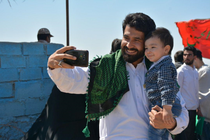 یک برادر افغانستانی، که با گرایشات ضد ایرانی مقابله میکرد/ هدفش تأمین امنیت برای آنانکه شعار نه غزه نه لبنان میدادند بود/ میگفت شما علوی هستید و ما فاطمی؛ نباید از هم جدا بشویم دوست داشت از پتانسیل فاطمیون در ایران و خارج از مناطق جنگی استفاده بیشتری شود و با راه اندازی هیات شهدای گمنام افغانستان در امام زاده عبدالله شهر ری اجتماع آنان را فراهم نمود و خیریه ای را برای کمک به خانواده های مدافعان حرم راه اندازی کرد.