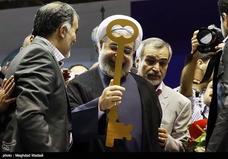 رئیسجمهور: اگر تحربم نبود، ۲۰۰ میلیارد دلار درآمد داشتیم/ آقایروحانی! اگر تحریم نبود، شما رئیسجمهور میشدید؟ عامل اصلی پیروزی روحانی در انتخابات ریاستجمهوری 92 اعمال تحریمهایآمریکا علیه ایران و وعده او برای مذاکره و لغو تحریمها بود.