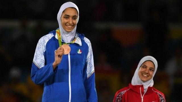 صداقت را از خانم «کیمیا علیزاده» بیاموزید! کیمیا علیزاده درباره تصمیمش برای مهاجرت مواردی را اعلام کرده که جای تأمل دارد و با نگاهی به گذشته میتوان به راحتی متوجه واقعیت شد.