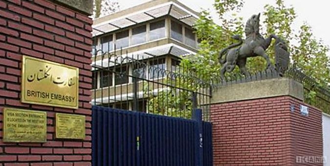 مروری بر نقش سفارت انگلیس در فتنه ۸۸ ميرمحمد حسين رسام تحليلگر ارشد سفارت انگليس در تهران میگوید: «در مدتي که براي سفارت انگليس کار ميکردم، به اين نتيجه رسيدم که دولت انگليس در صدد بود تا به مرتبطان خود القا کند که اين انتخابات نقطه عطفي براي افرادي که با نظام زاويه دارند بهشمار ميرود و آنها با اقدامات مؤثر در اين دوره از انتخابات کشور را دچار تغيير در ساختار يا تغيير در رفتار ميکنند و به آنها اين اميد را ميدهند که در صورت بروز مشکل از حمايت اروپاييها و اتحاديه اروپا برخوردار خواهند بود».