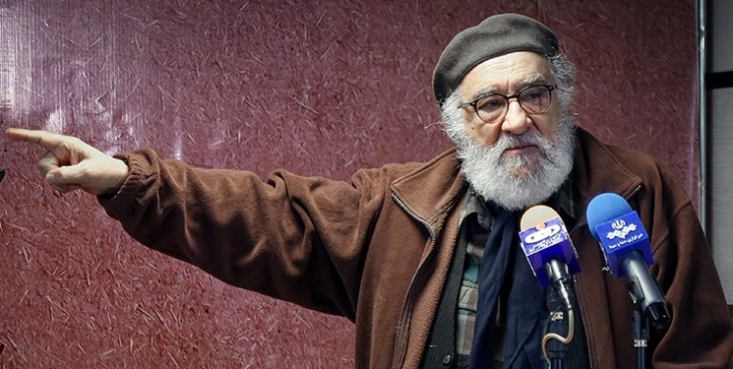 داریوش ارجمند: خود را سرباز سردار سلیمانی میدانم داریوش ارجمند گفت: چه خوب شد که سردار سلیمانی به دنیا آمد، چه خوب که سپاهی شد، چه خوب که ولایی بود و چه خوب که در نهایت شهید شد. ما باید سرباز او در جایگاه خود اعم از رسانه، سینما، هنر و ... باشیم و آرزوی دیدارش را در قیامت دارم.
