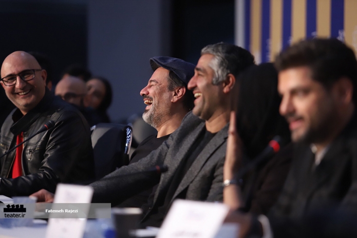 جشنواره فجر یا جشن بالماسکه؟/ حکایت شوآفهای متعدد سلبریتیها در نشستهای خبری بازیگران و کارگردانانی که جشنواره را تحریم کرده بودند وقتی نتوانستند از عکس، میکروفن و فرش قرمز جشنواره بگذرند، تصمیم گرفتند که به جای انصراف از جشنواره، با لباسهای سیاه در نشستهای خبری فیلمهایشان شرکت کنند.
