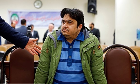 کدام مقام سرشناس داوطلب در انتخابات با سایت آمدنیوز در ارتباط بود؟/ پس از مکالمه روحانی و مکرون چه اتفاقی برای زم افتاد؟ روحالله زم در جلسه دوم دادگاه رسیدگی به اتهماتاش اعتراف کرد که نامه رئیس دفتر روحانی به وزیر ورزش را برایش ارسال کرده بودند.