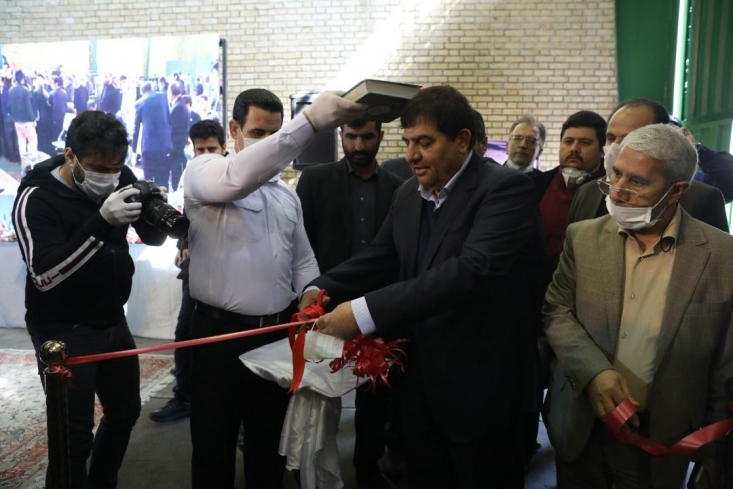 راه اندازی خطوط تولید ماسک نانو، انواع مواد ضدعفونی کننده، لباس ایزوله پزشکان و دستگاه اکسیژن ساز توسط ستاد اجرایی فرمان امام/ محمد مخبر: ظرف چندروز آینده ۵۰میلیون ماسک تحویل وزارت بهداشت میدهیم محمد مخبر رئیس ستاد اجرایی فرمان امام(ره) از بسیج امکانات این ستاد برای تولید مواد بهداشتی و مراقبتی برای مقابله با ویروس کرونا خبر داد.