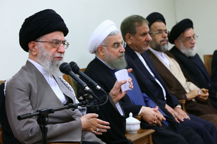 فصلی جدید از خستگی و ناتوانی حسن روحانی/ پزشکیان: رهبرانقلاب گفتند رئیسجمهور باید مسئول ستاد مبارزه با کرونا باشد/ روحانی: هفتهای یکبار جلسات این ستاد را من یا جهانگیری اداره میکنیم! نایب رییس مجلس شورای اسلامی از نامه رییس مجلس به رهبری برای تغییر ریاست ستاد مقابله با کرونا خبر داد و گفت که رهبری خواستار این شدند که خود رییس جمهور مسئولیت را برعهده بگیرند.