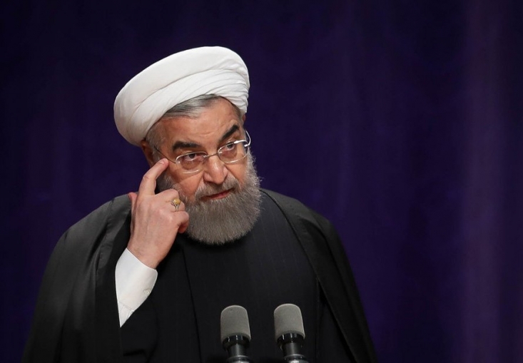 آیا دولت کرونا را دستاویزی برای رابطه با آمریکا قرار داده است؟/ عباس عبدی: روحانی گمان میكند كه اكنون بهترين فرصت برای حل مسأله تحريمها و آغاز گفتگوهاست این اصلاح طلب نزدیک به دولت یادداشت خود را با این سوال آغاز کرد که: دولتی که یک ماه پیش در پی عادی کردن اوضاع بود، اکنون در صدد است که کمربندها را محکمتر کند. چرا این همه مدت تعلل شد؟ آیا در ادامه نیز سیاستهای سختتری اتخاذ خواهد شد؟