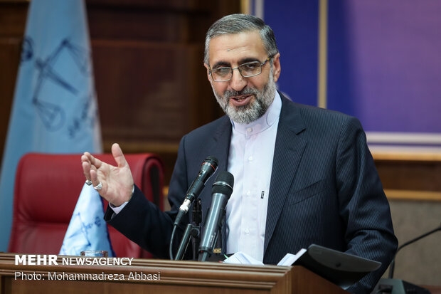 با عنایت رهبر معظم انقلاب ۱۰۰ هزار نفر از زندانیان به مرخصی رفتند/ تنها ۸ نفر از زندانیان فراری سقز بیرون هستند سخنگوی قوه قضاییه در واکنش به نامه درخواست تعدادی از هنرمندان برای آزادی یکی از متهمان پرونده بانک سرمایه گفت: این نامه هنرمندانه نبود و از متهم اقتصادی تمجید شده بود.