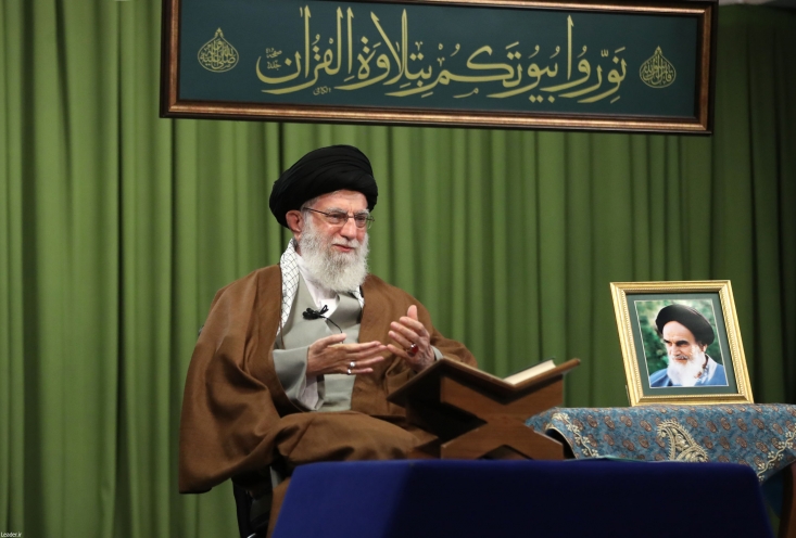 نترسیدن از دشمن از دستورهای مهم قرآن میباشد/ وضعیت امروز برخی دولتهای اسلامی نتیجه عدم ایستادگی آنها در برابر ظالمان است در اولین روز از ماه مبارک رمضان، بهار قرآن و موسم ضیافت الهی، مراسم انس با قرآن در مصلای تهران و ارتباط زنده تصویری با حسینیه امام خمینی(ره) با حضور رهبر معظم انقلاب اسلامی برگزار شد و قاریان قرآن کریم به تلاوت آیات نور پرداختند.