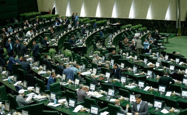 بخش عمدهی کالای قاچاق از مبادی رسمی وارد میشود/ ۲۵میلیارد دلار قاچاق سالانه/ دستگاههای اجرایی به ۴۰ تکلیف قانونی عمل نکردهاند گزارش کمیسیون اقتصادی درباره تفحص از بررسی سیاست های دولت در مقابله قاچاق و دلایل ناکارآمدی آن در دولت های مختلف امروز بعد از ۲ سال در صحن علنی مجلس قرائت شد.
