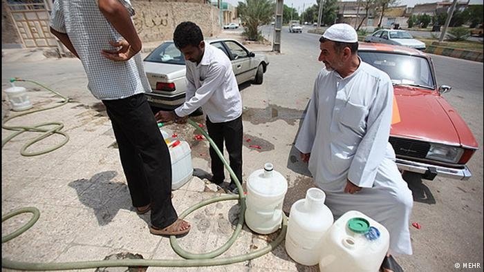 مسئولین مربوطه پاسخ دهند؛ بودجه هایی اختصاص یافته به خوزستان کجا هزینه میشود؟/ مدیرعامل صندوق توسعه ملی: استان خوزستان بیشترین منابع ارزی این صندوق را به خود اختصاص داده است در تخصیص بودجه برای حل مشکلات مردم خوزستان انقلتی وارد نیست. طبق گفته مدیرعامل صندوق توسعه ملی، استان خوزستان بیشترین منابع ارزی این صندوق را به خود اختصاص داده است.