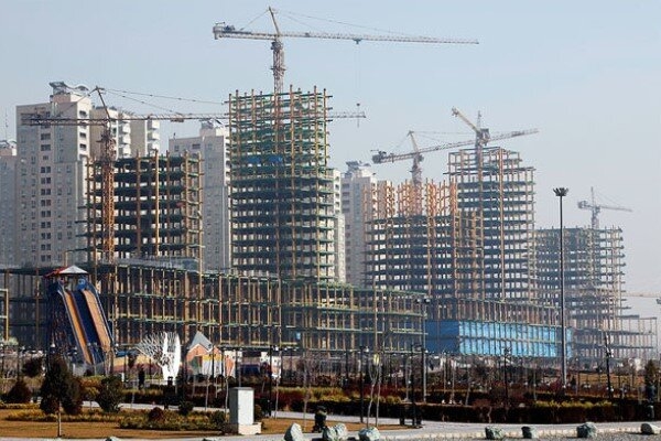 بانکها بزرگترین سوداگران بازار مسکن/ ۱۴ دستگاه دولتی از ارائه اطلاعات مالکان مسکن خوداری میکنند بزرگترین سوداگران در بازار مسکن، بانکها هستند. در دنیا از ما به التفاوت خرید و فروش مسکن مالیات گرفته میشود و همین امر باعث عدم سوداگری در این بازارها میشود.