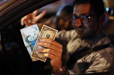 دلار در کانال ۲۵ هزار تومان؛ علی برکت الله/ پروپاگاندای رسانهای اصلاحات کجاست؟ اگر جریان رقیب این روزها در پاستور اقامت داشت اصلاح طلبان قطعا با رسانه های بی شماری که در دست دارند، فضای سیاسی و رسانه ای کشور را با توجه به جهش قیمت دلار به هم می دوختند.
