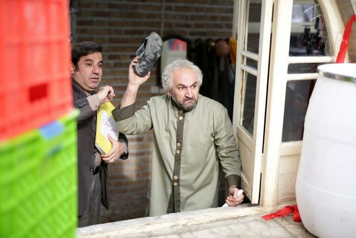 چرا سریال «کتونی زرنگی» توقیف شد؟/ کیفیت پایین یا بهخطر افتادن منافع جریان خاص در صداوسیما! پخش این سریال کمدی خانوادگی که به گفتهی منتقدان سینما و تلویزیون از کیفیت مناسبی برخوردار است، در شرایطی که در 6 ماه گذشته تلویزیون تنها دو سریال بالای 50 درصد مخاطب داشته میتواند کمک خوبی به صدا و سیما در راستای حفظ مخاطب باشد.