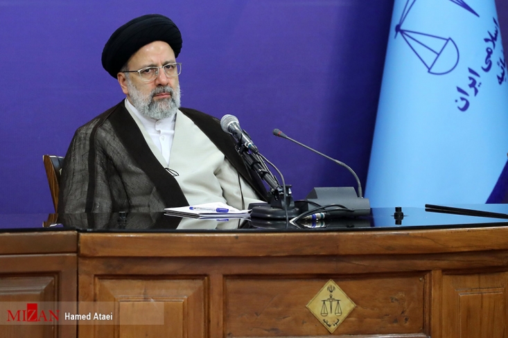 لزوم فعال سازی کارخانههای تحت تملک بانکها و بازگشت آنها به چرخه تولید/ دستهای فاسد را در خارج سیستم بانکی قطع کنید رئیس قوه قضاییه با تأکید بر لزوم سیاست گذاری صحیح بانکها برای هدایت منابع به حوزه تولید، از مدیران عامل بانکها خواست واحدهای تولیدی تعطیل یا نیمه تعطیلی را که در تملک میگیرند، فعال کرده و آنها را وارد چرخه تولید نمایند.