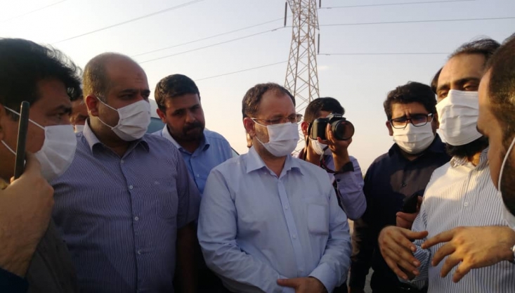 جوانان انقلابی پای کار کارگران هفتتپه/ از حضور میدانی نمایندگان تا تفحص دیوان محاسبات از فرآیند واگذاری/ مجلس از «سلفی با موگرینی» به «حل مشکلات مردم» رو میکند ۳ تن از نمایندگان مردم تهران در مجلس، آقایان سیدنظامالدین موسوی، علی خضریان و احمد نادری برای دیدار با کارگران هفتتپه و رسیدگی به مطالبات آنها به استان خوزستان سفر و از مطالبه قانونی و بحق آنها دفاع کردند و وعده پیگیری مطالباتشان تا رفع مشکل آنها و خانوادههایشان را دادند.