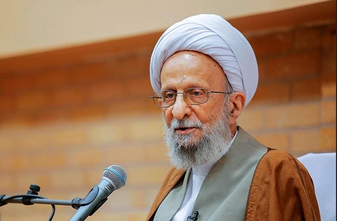 مراسم عزاداری ماه محرم امسال را چگونه برگزار کنیم؟ آیت الله مصباح یزدی در دیدار با حجت الاسلام و المسلمین قمی، رئیس سازمان تبلیغات اسلامی که در اوایل مرداد ماه برگزار شد، به این سوال که مراسم عزاداری امسال را برگزار کنیم یا خیر، پاسخ دادند.