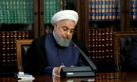 ایران آماده ارسال کمکهای پزشکی و مداوای مجروحان است/ امیدواریم هر چه سریعتر ابعاد این حادثه مشخص شود رئیس جمهور در پیامی با ابراز تسلیت و تاثر از حادثه ناگوار انفجار مهیب در بندر شهر بیروت گفت: ایران آماده ارسال کمکهای پزشکی و دارویی و مداوای مجروحان و سایر مساعدتهای درمانی لازم است.
