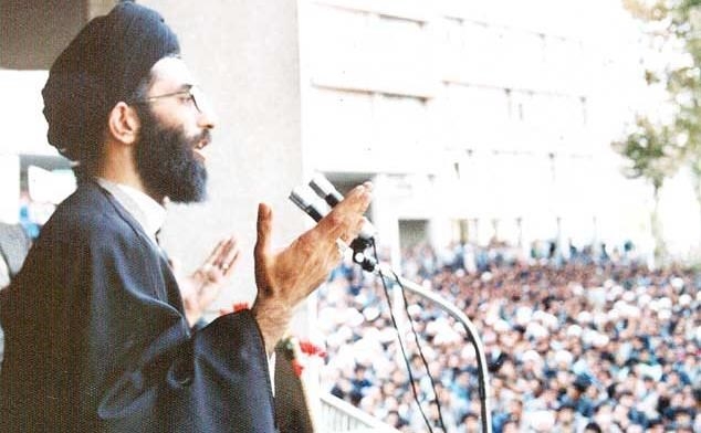 بحث پایهای ولایت؛ نیاز جامعه به «جمع پیوسته متحد دارای ایمان»/ اگر کسی طاغوت را قبول کند، همه زندگی، فکر و روح او در اختیار آن فاسق است/ ولایت در یک انسان یعنی وابستگی «فکری و عملی» با ولیّ شیعه به ظاهر در نظام طاغوتی زندگی میکرد، اما در باطن درست در جهت ضد نظام طاغوتی حرکت میکرد. مثل آن گروه بسیار اندکی که با حسین بن علی صلوات الله علیه بودند در کربلا. اینها درست این سیل را شکافته بودند و آمده بودند در خلاف مسیری که سیل آنها را هدایت میکرد.