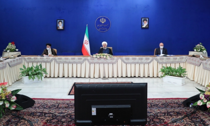 مقاومت شورای عالی هماهنگی اقتصادی سران قوا در برابر اجرای مبهم طرح فروش نفت/ مجلس و قوه قضائیه مانع تکرار تجربه تلخ بنزین خواهند شد؟ طرح بدهکار کردن دولت آینده و ایجاد ابرتورم در دو سال آینده قرار است با دقت و تامل بیشتری در قوه مقننه پیگیری شود. به نظر میرسد تجربه تلخ اجرای افزایش قیمت بنزین دقت بیشتری از سوی مسئولان در اجرای این طرح را میطلبد.