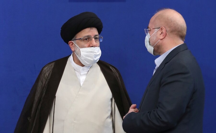نامه مهم قوای مقننه و قضائیه به رهبر انقلاب/ اعلام مخالفت با تصمیم دولت درباره فروش اوراق سلف نفتی نماینده مردم نجف آباد در مجلس گفت: قوای مقننه و قضائیه در نامهای به رهبر معظم انقلاب ضمن اعلام مخالفت خود با تصمیم دولت مبنی بر فروش اوراق سلف نفتی در بورس عنوان کردند که این تصمیم مغایر با تصمیم متخذه در شورای اقتصادی سران سه قوه است.