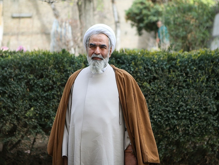 نگاهی کوتاه به مجاهدتهای شاگرد نستوه شهید بهشتی/ از محارب خواندن مرحوم حسینیان توسط منتظری تا دروغ سازی روزنامه سعید حجاریان علیه وی حسینیان خدمات بسیاری را به انقلاب اسلامی داشته و همواره با دشمنان و کسانی که با جمهوری اسلامی زاویه داشتند، مرزبندی داشت. در حوادث و اتفاقات دهه هفتاد نیز که از سوی جریان دوم خرداد رقم میخورد، او بود که در مقابل فتنه انگیزی ها ایستاد.