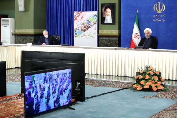 زنگ غیر حضوری روحانی برای بازگشایی حضوری مدارس!/ رئیس سازمان نظام پزشکی: یقیناً آموزش حضوری موجب تحمیل بیماران بیشتر به کادر درمان خواهد شد بالاخره پس از کش و قوس فراوان بر سر بازگشایی یا عدم بازگشایی حضوری مدارس، وزارت آموزش و پرورش توانست حرف خود را به کرسی نشانده و دانش آموزان را به مدارس بکشاند.