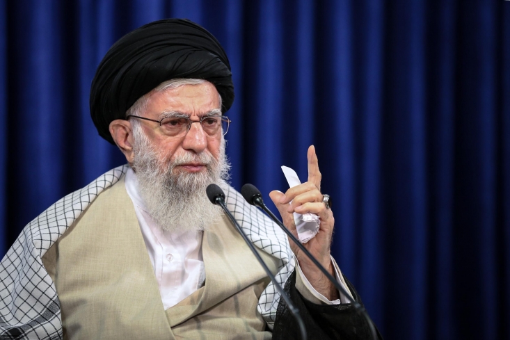 بهانه آزادی بیان برای محکوم نکردن این جرم بزرگ کاملاً مردود و عوامفریبانه است/ ملّتهای مسلمان هرگز دشمنیهای سردمداران غرب نسبت به اسلام را فراموش نکنند/ سیاستهای ضدّ اسلامیِ صهیونیستها و دولتهای استکباری عامل اینگونه حرکتهای دشمنانه است حضرت آیتاللهخامنهای در پیامی، اهانت اخیر یک نشریه فرانسوی به ساحت نورانی پیامبر اعظم صلّیاللهعلیهوآلهوسلّم را محکوم کردند.