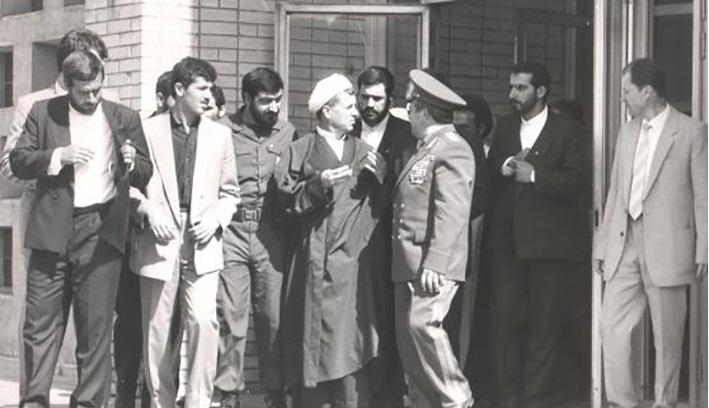 پذیرش قطعنامه مدبرانه بود اما تحمیل آن غیر مسئولانه/ اکثر مسئولان آن روز کشور جنگ را جدی نگرفتند آیا رهبر انقلاب، مسیر رساندن امام به جام زهر را عاقلانه و مدبرانه دانستند یا وقتی مسئولان وقت کشور، شرایطی بوجود آوردند که امام خمینی (ره) چارهای جز پذیرش قطعنامه نداشت، اصل این تصمیم را در آن زمان، مدبرانه و عاقلانه میدانند.