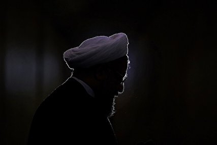 روحانی دستهایش را بالا برده! این که رییس جمهور از مردم میخواهد لعن و نفرین خود را نثار آمریکا کنند نه دولت او، یعنی اینکه حسن روحانی به مرحله درماندگی رسیده است.