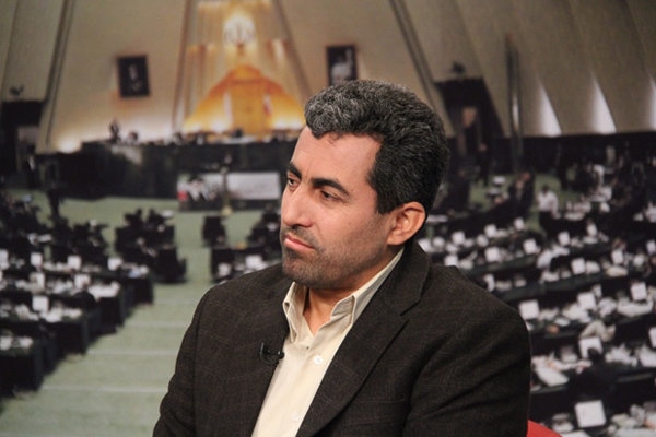 نتیجه برجام برای ما باخت و برای طرف مقابل برد بود/ شاهد اجرای تعهدات یکطرفه از سوی ایران هستیم/ دولت باعث شده تا اقتصاد کشور در برابر تحریمهای خارجی قدرت مانور نداشته باشد این نماینده مجلس گفت: آنچه امروز شاهد آن هستیم مربوط به امروز و دیروز نیست بلکه ثمره درختی است که 7 سال پیش توسط دولت آقای روحانی کاشته شده است.