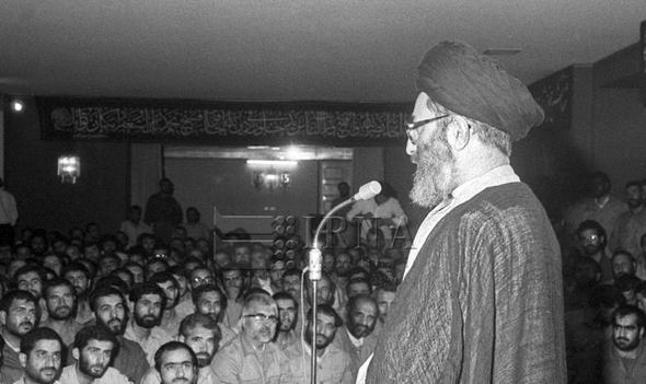 سیمای رسولخدا(ص) به عنوان یک سیاستمدار، انقلابی، مبارز و قهرمان میدان جنگ هنوز شناخته نشده است/ خط مستمر مبارزه از اول تا آخر زندگی پیامبر(ص) وجود داشت/ بارها گفتهام که انقلاب ما بعثت دوباره اسلام است اهمّیّت و خطر مبارزات فکری و سیاسی برای پیغمبر کمتر از مبارزات نظامی نبود. زحمت مبارزهای که پیغمبر در دوران قبل از هجرت در مکّه انجام میدادند، کمتر نبود از خطرات و زحماتی که در جنگهای بدر و اُحد و خیبر و خندق و بقیّهی جنگها متوجّه پیغمبر بود.