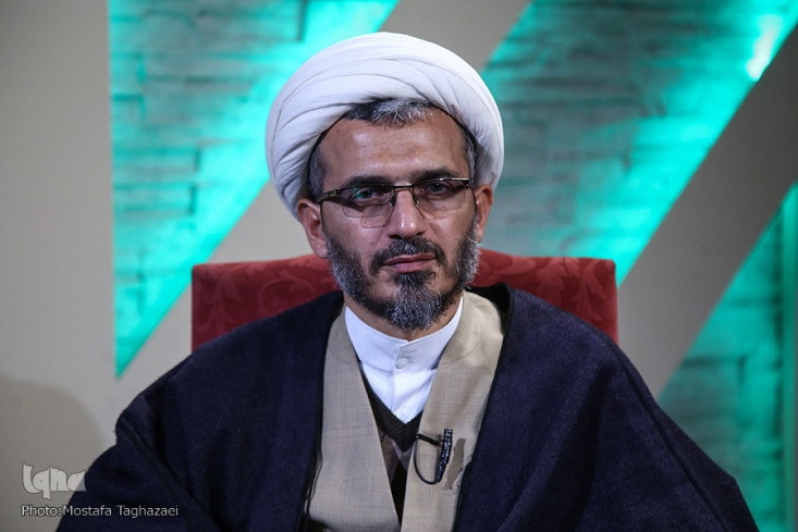 در سیره رسول خدا(ص) اصل در برخورد با دشمن است/ کسانی که بعد از پیامبر صلح کردند زیر چکمههای بنیامیه له شدند/ امام حسن(ع) گفتند من این صلح را ذلت میبینم روحانی از تاریخ برای توجیه عملکرد خود استفاده میکند، درحالی که فهم تاریخ سلامت نفس و تقوائی میخواهد که در آقای روحانی نیست و لذا تاریخ را بد میفهمد.وی حتی گفته بود که رسول خدا(ص) در زمان فتح مکه از وحشی هم گذشت!