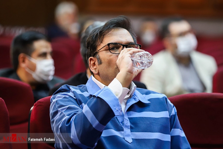 وکیل مدافع امامی: کارهایی که در دادسرای پولی وبانکی انجام میشود به هیچ وجه تخصصی نیست/ قاضی: اگر توانایی علمی دارید دفاع ماهیتی و شکلی کنید قاضی مسعودی مقام خطاب به وکیل متهم اظهار کرد: مطالب شما در چارچوب کیفرخواست نبود این وظیفه شما است که پرونده را بخوانید و مستندات را اخذ کنید. شما دنبال جدل هستید. اگر توانایی علمی دارید، دفاع ماهیتی و شکلی کنید و اگر ندارید نوبت به سایرین میرسد.