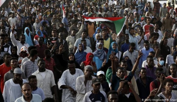 تضاهرات گسترده در سودان سودانیهای مخالف با عادیسازی روابط کشورشان با رژیم صهیونیستی، جمعه شب در اعتراض به توافق رسمی دو طرف بر سر عادی سازی روابط، در شهر خارطوم تظاهرات کردند.