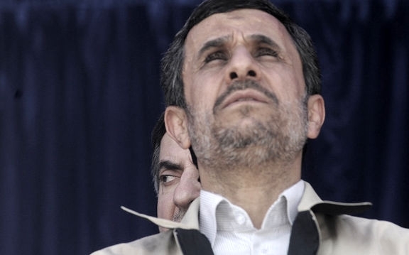 رئیس فرقه بهار؛ از نامهنگاری با «عالیجناب بنسلمان» تا اتهام «جنگافروزی» به جمهوری اسلامی/ احمدینژاد: ما انقلاب کردیم که کارخانههای سلاح تعطیل شود/ سلاح فقط برای کشتار است، قبل از فروش تسلیحات باید اختلاف و جنگ ایجاد کنید! اخیراً محمود احمدینژاد در گفتگویی با عنوان «فروش سلاح، افتخار یا تخریب»، به رفع تحریم تسلیحاتی ایران واکنش نشان داده است.
