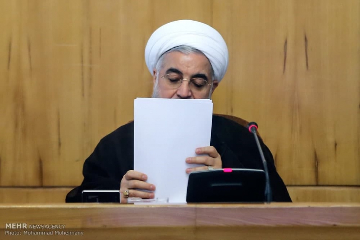 نمایش «کمبود روغن و برنج» به مصوبهای در خدمت دلالان قدرتمند ختم شد/ تضعیف «بانک مرکزی» و «سامانه نیما» به نفع مافیا/ چه کسانی از «واردات بدون انتقال ارز» سود میبرند؟ هفته گذشته جلسه شورای عالی هماهنگی اقتصادی مصوبهای داشت که به بحثهای متعددی درباره نحوه مدیریت دولت در قیمت ارز منجر شد. «واردات بدون انتقال ارز» مجوزی بود که با تصمیم شورا عملیاتی شد و قرار شد از این پس مبادلات اقتصادی با این روش نیز صورت بگیرد.