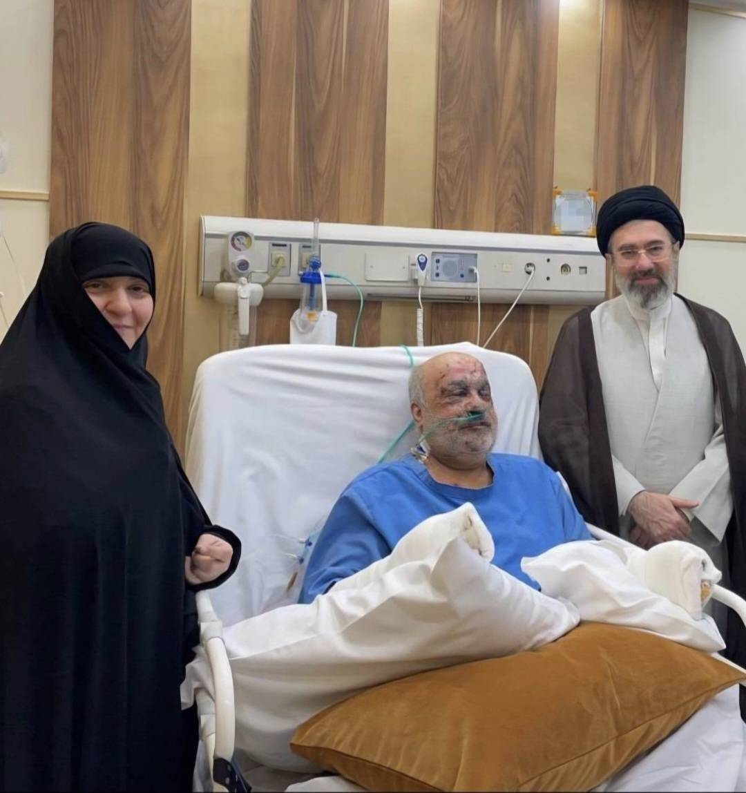 تصویری از عیادت حضرت آیت الله سید مجتبی خامنه‌ای از سفیر وقت ایران در لبنان پس از انفجار پیجرها