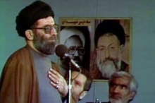 ناگفتههایی از حادثه تروریستی در نماز جمعه تهران در جریان خطبههای نمازجمعه ۲۴ اسفند ۶۳،رأس ساعت ۱۲:۲۹ بمبی در حین سخنرانی خطیب جمعه تهران حضرت آیت الله خامنهای منفجر و در جریان این انفجار تعدادی از نمازگزاران تهرانی شهید و مجروح می شوند.