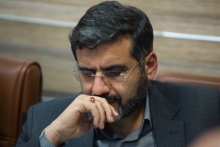 درباره وزیر پیشنهادی ارشاد پیشتر نوشتم سیستم طرفدار ابتذال است. دال مرکزی استدلالم نیز به نگاه تحمیقی و امنیتی به فرهنگ باز میگشت. انتخاب وزرایی با سابقههای امنیتی مثل علی جنتی و نمونههایی از این دست. مثلا علی لاریجانی اورکت پاسداریاش را که در آورد وزیر فرهنگ این کشور شد. اما مدیریت فرهنگی که بیشتر بر ریل فرحنگی جلو میرود نیاز به چه مدیری دارد؟ از من بپرسید میگویم آدمی که از فرهنگعمومی شناخت عمیقی داشته باشد.