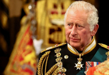 «چارلز» فرزند ارشد الیزابت طی مراسم تشریفاتی در کاخ تاریخی سنت جیمز لندن، رسما از سوی شورای الحاق به عنوان پادشاه انگلیس معرفی شد. او لقب «چارلز سوم» را برای خود انتخاب کرده است.