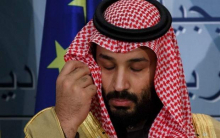 بن سلمان از حضور در تشییع جنازه ملکه منع شد؟ فرار محمد بن سلمان از اعتراضات بین المللی ظاهرا او را مجبور کرده است از حضور در مراسم رسمی و عمومی تشییع جنازه ملکه صرف نظر کند، این در حالی است برخی از کارشناسان از درخواست لندن از ریاض برای عدم حضور بن سلمان در این مراسم سخن میگویند.