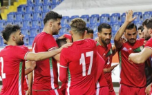 تیم ملی فوتبال ایران که روی کاغذ مهمان انگلیس، در دیدار با این تیم با لباس‌های یک دست قرمز رنگ به میدان می‌رود.