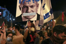 روزنامه تایمز اسرائیل می‌گوید: معترضان صهیونیست که در تظاهرات سیصدهزار نفری روز شنبه علیه نتانیاهو شرکت کرده بودند، این بار برای تظاهرات 500 هزار نفری در روز پنج‌شنبه فراخوان داده‌اند.