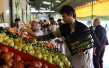 در این گزارش قیمت برخی اقلام میوه در میدان بزرگ تهران، میادین محلی و مغازه‌های سطح شهر مقایسه شده است.