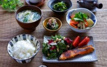 غذاهای مضر برای افراد سرد مزاج یک متخصص طب سنتی گفت: مصرف غذاهای سرد مثل ماست و ترشی در افراد سرد مزاج موجب ابتلا به بیماریهایی نظیر درد استخوانها یا ضعف و بیحالی میشود.